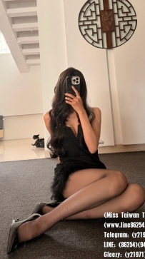梅玲165.47.C奶.29歲  美少婦 身材保養的很好 床上很騷  陪洗澡 舔奶頭 都很愛 床上不