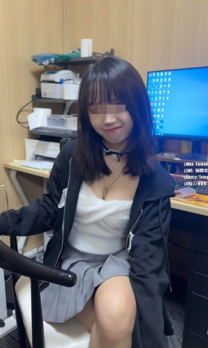 澈澈｜155.42.C.21歲  #新竹｜夜校生 身材瘦小   粉嫩緊緻的小穴穴水很多    舌頭摩擦到豆豆的瞬間 妹妹會叫的很淫蕩  也可以扣穴穴會摸到很多~