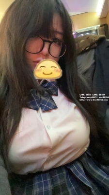 玥玥 163cm.F.48.21歲   巨乳頭燈 華麗內裝 以車子的方式描述 她就是巨乳界的勞斯萊斯