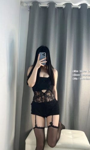姬雪：165 D 47kg  24歲  簡介：一雙修長美腿，在包臀連衣裙的搭配下，更顯得誘人，將視覺上的性感指數提升到最高點。不僅讓人印象深刻，也呈現出一種自信、魅惑